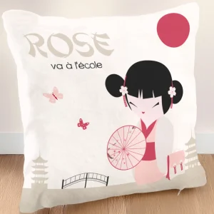 Coussin de la poupee kokeshi partant à l'école