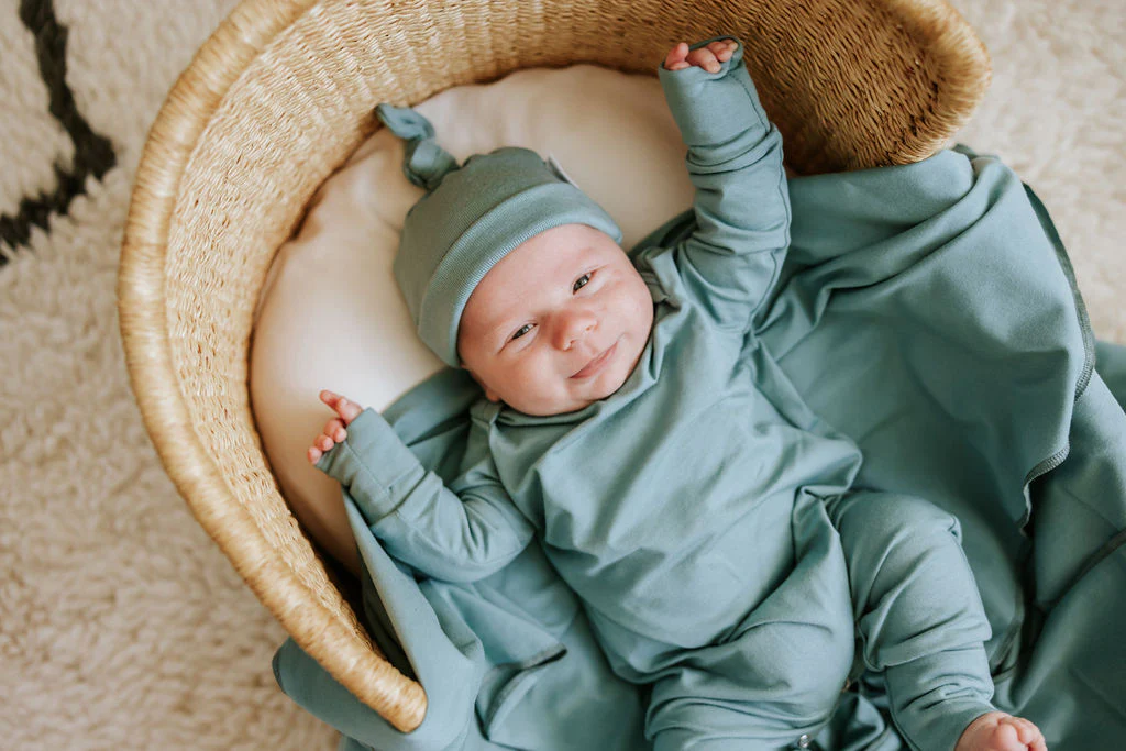 Zak & Zoé - Bonnet Nouveau-Né||Zak & Zoé - Newborn Knotted Hat – Image 2